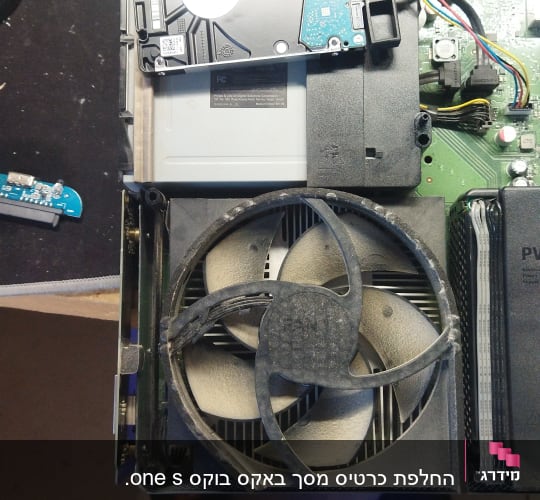החלפת כרטיס מסך באקס בוקס one s.